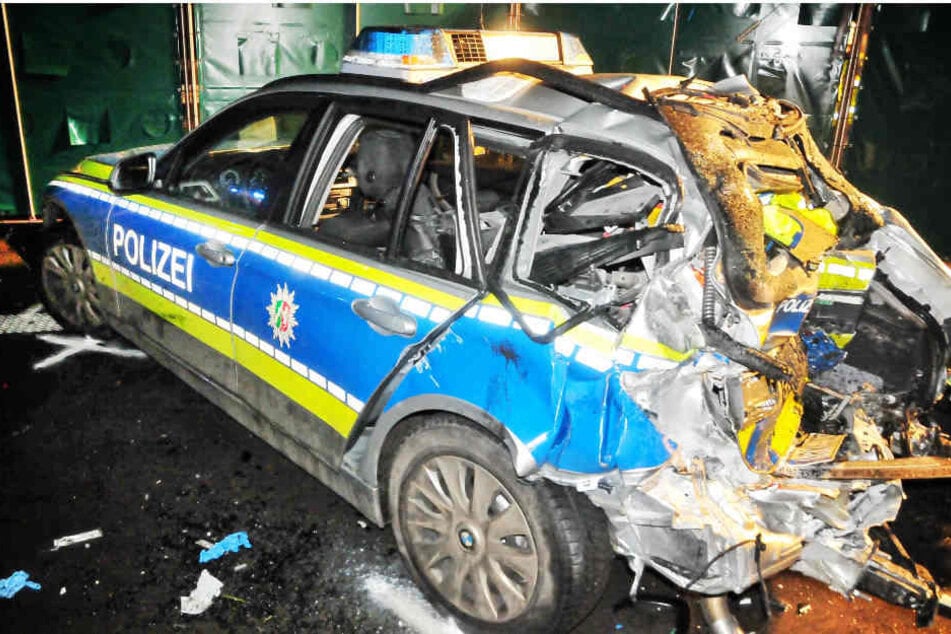 Das Polizeiauto, in dem die 23-Jährige starb. Zwei Kollegen wurden schwer verletzt