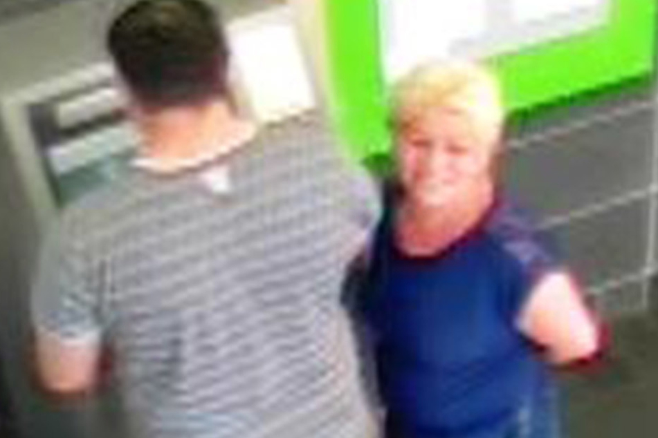 Die blonde Frau hob gemeinsam mit ihrem Begleiter einen vierstelligen Betrag ab.