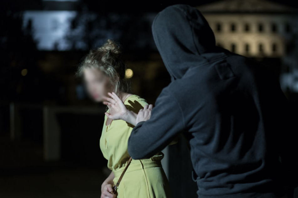 Die Frau wehrte sich mit einem Pfefferspray, doch der Täter ließ nicht locker. (Symbolbild)
