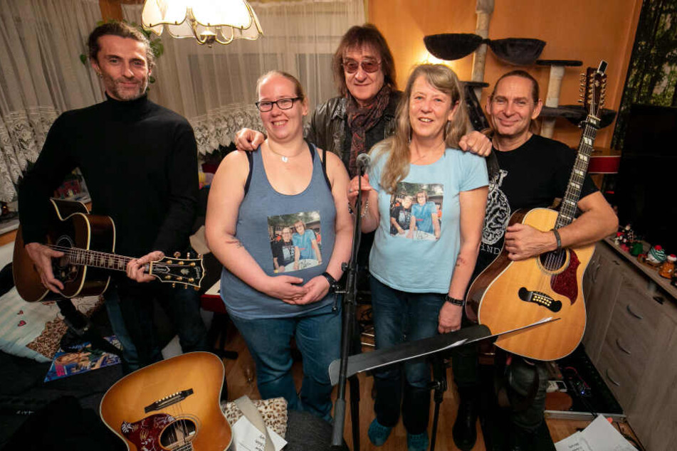 Ein Erinnerungsfoto für die Ewigkeit: Dieter „Maschine“ Birr (M.), Christin Rosenfeld (31,l.) und Mama Monika (56).