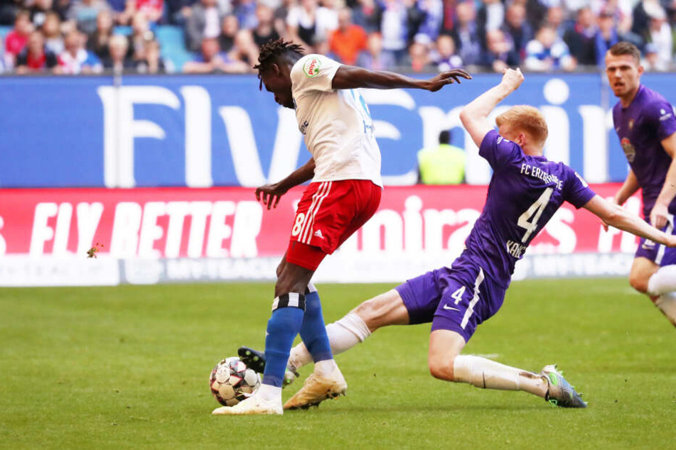 Bakery Jatta (l.) im Zweikampf mit Fabian Kalig.