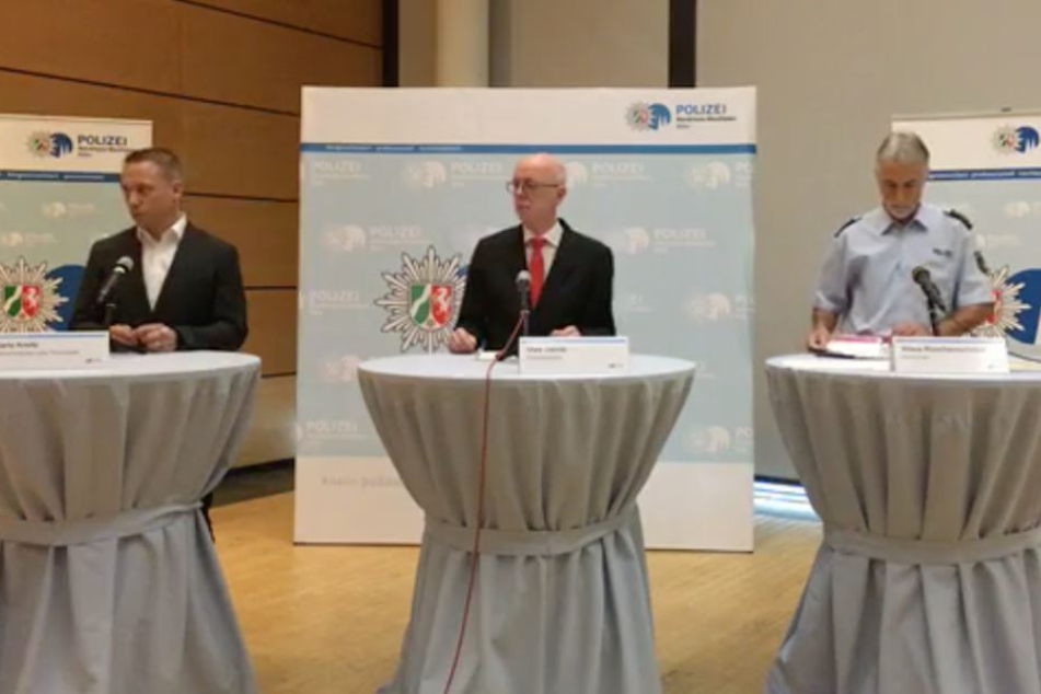 Das Polizeipräsidium Köln lud die Presse am Freitag, einen Tag vor dem Spiel, zur Pressekonferenz ein, um über die bevorstehenden Maßnahmen anzukündigen.
