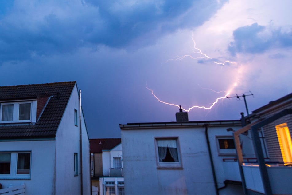 Sowohl wer sich im Haus als auch im Freien befindet, sollte die Gefahr durch Gewitter nicht unterschätzen.