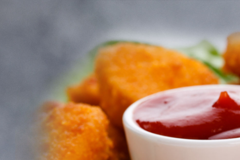 Die Mutter hatte Chicken Nuggets im Ofen, dann schließt sie sich aus: Ihr Sohn muss gerettet werden. (Symbolbild/Fotomontage)
