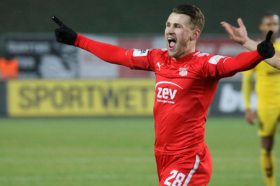 Nils Miatke dreht jubelnd ab.