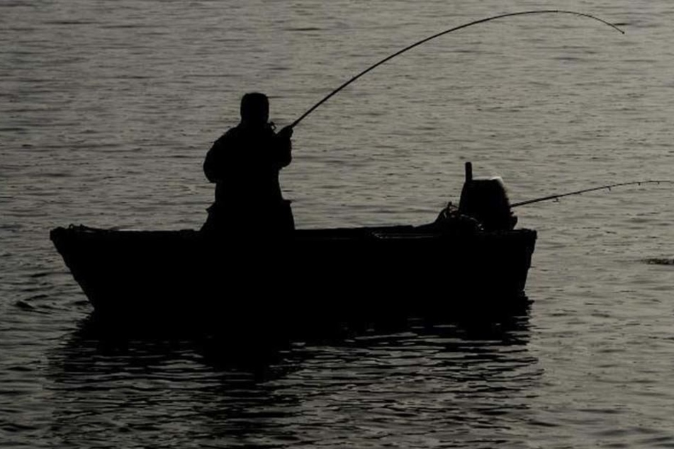 Warum der Mann aus dem Boot fiel, ist bislang noch unklar. Die Kriminalpolizei ermittelt. (Symbolbild)
