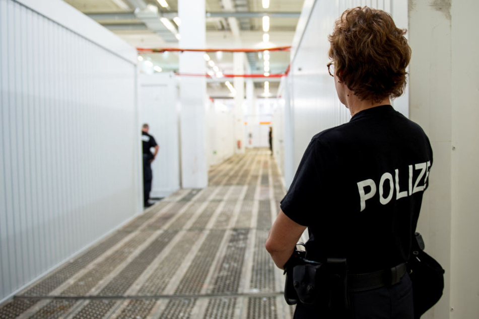 Körperliche Durchsuchungen ohne konkreten Anlass und Toilettenbesuche nur unter Aufsicht - das sieht das Gericht als rechtswidrig an (Archivbild).