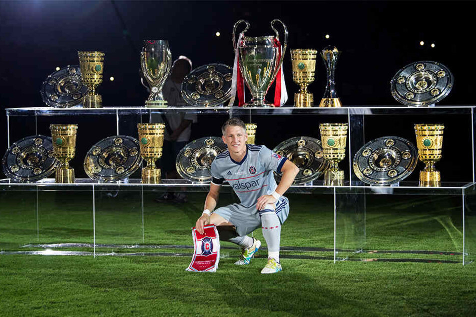 Was für eine Trophäensammlung! Bastian Schweinsteiger hat in seiner Karriere viel erreicht. Nun könnte er in den USA bald von Peter Neururer trainiert werden.