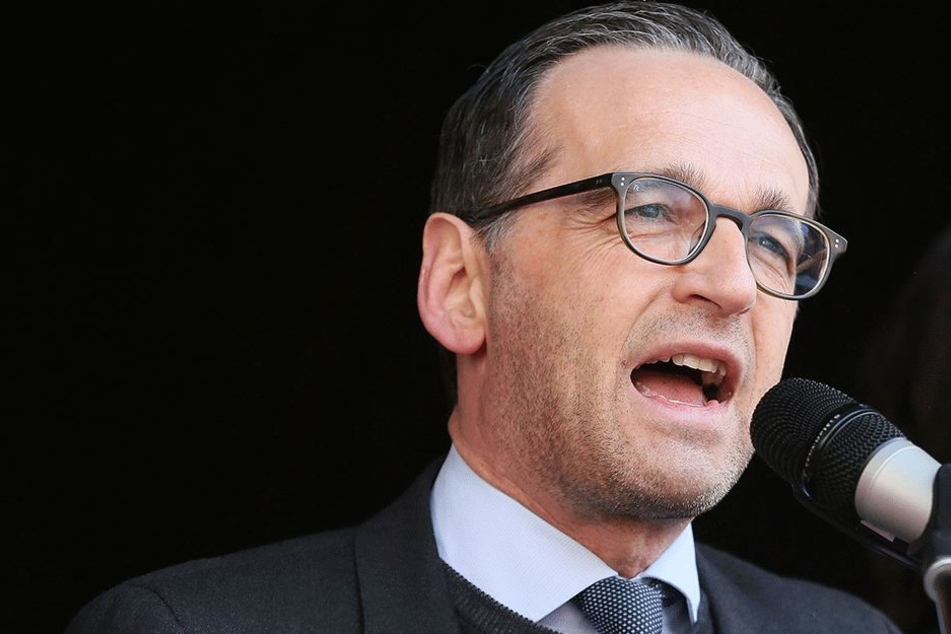 Bundesjustizminister Maas (50, SPD) am 1. Mai 2016 bei seiner Rede in Zwickau, die aufgrund der Pöbler abgebrochen werden musste.