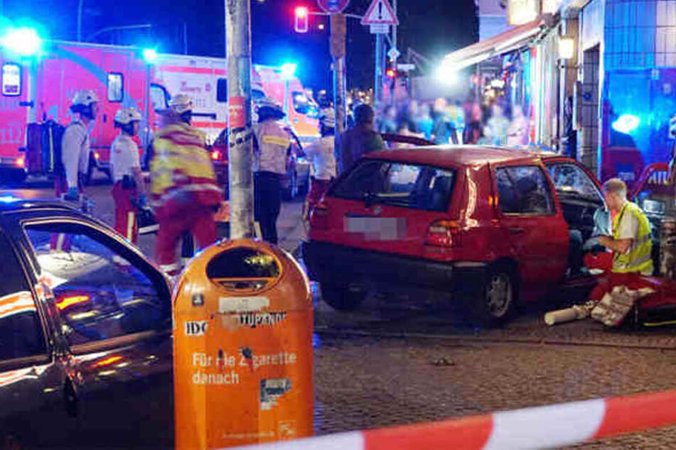 Die Hermannstraße füllte sich in nur wenigen Minuten mit hunderten von Schaulustigen, die nicht nur die Rettungsarbeiten behinderten, sondern auch die Zufahrtswege für die Feuerwehr und Polizei massiv verstopften.
