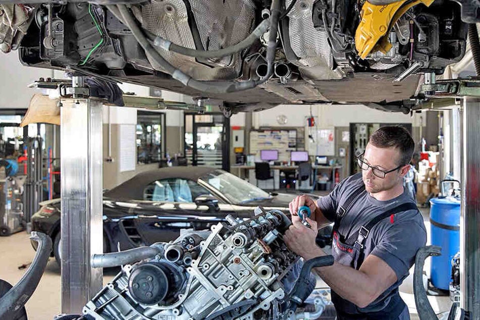 So sieht die Arbeit in der Dresdner Werkstatt aus: Oliver Schwaß ist Kfz-Service-Techniker bei Porsche.