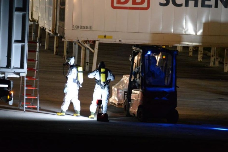 Mit Atemschutzmasken und in Vollanzügen rückte die ABC-Einheit vom Kreis Gütersloh an.