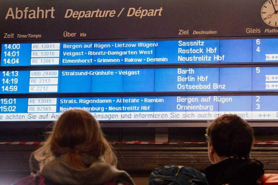 In sieben Bundesländern saßen Reisende auf Bahnhöfen fest, weil der Zugverkehr eingestellt wurde.