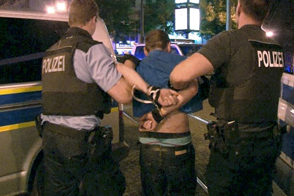 Nach mehreren Minuten konnten die rund 75 Beamten die Situation deeskalieren. (Symbolbild)