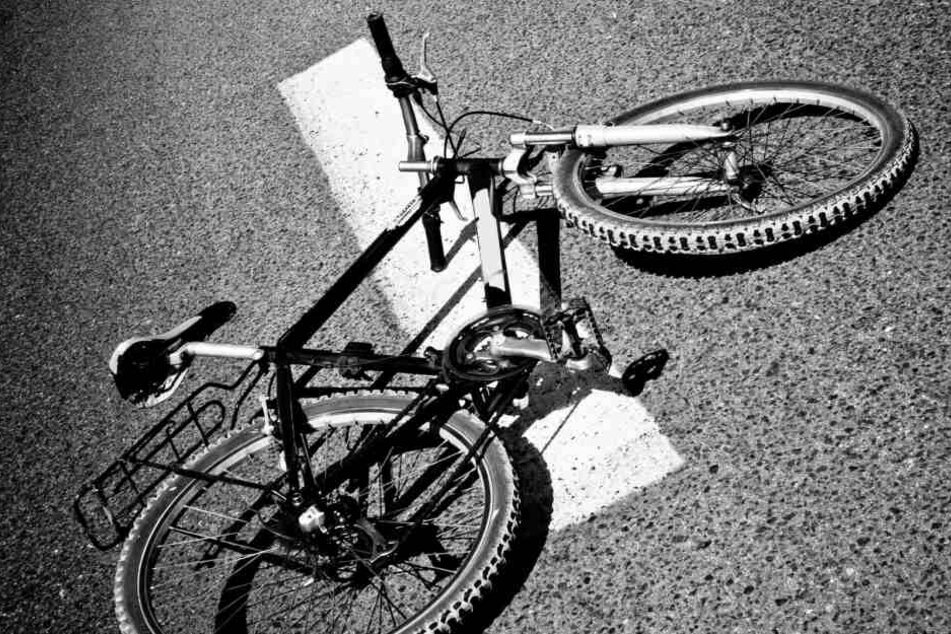 Die Radlerin wurde von einem rückwärts fahrenden Transporter erfasst. Sie stürzte, wurde schwer verletzt und starb Stunden später im Krankenhaus. (Symbolbild)