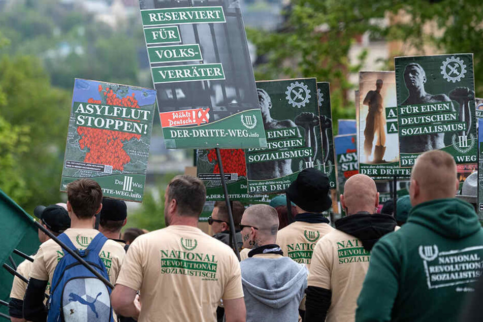 Das umstrittene Plakat hielten Mitglieder des "III. Wegs" auch zum 1.-Mai-Aufmarsch in Plauen in die Höhe.