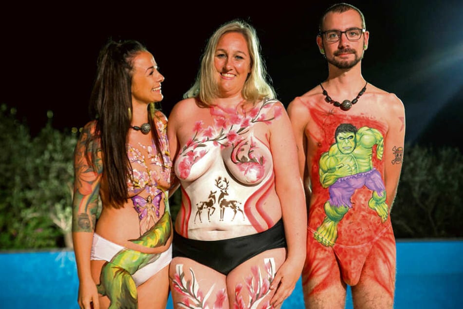 Gemeinsam mit ihren Mitkandidaten ließ Nadine (l.) die Hüllen fallen und sich von einer Bodypaint-Künstlerin bemalen.