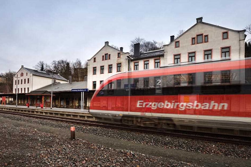 Achtung, Doppelbelichtung! Dank raffinierter Fototechnik "fährt ein Geisterzug" der Erzgebirgsbahn heute schon vom unteren Bahnhof in Annaberg-Buchholz ab.