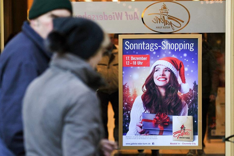 Auf Plakaten wird schon lange für die große Konsum-Schlacht geworben.