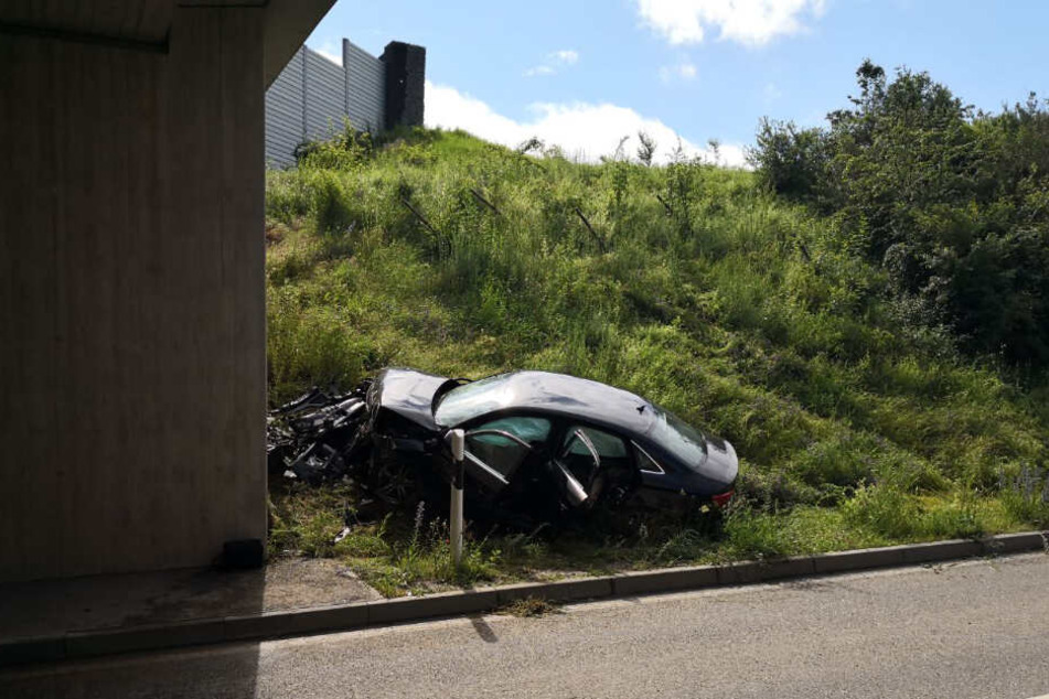 Das Auto knallte frontal gegen den Brückenpfeiler.