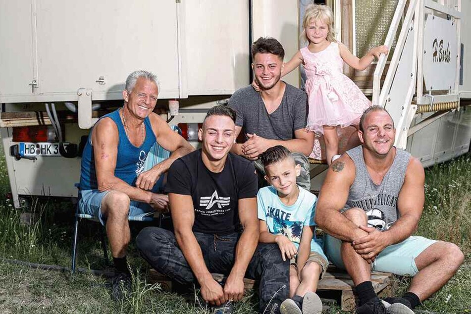 Hardy Scholl (55, l.) ist stolz auf seine Zirkusfamilile. Alfred (19), Joy (8), René (31, vorn, v.l.), Amando (18) und Enkeltochter Kiki (4) können sich ein Leben außerhalb der Manege nicht vorstellen.