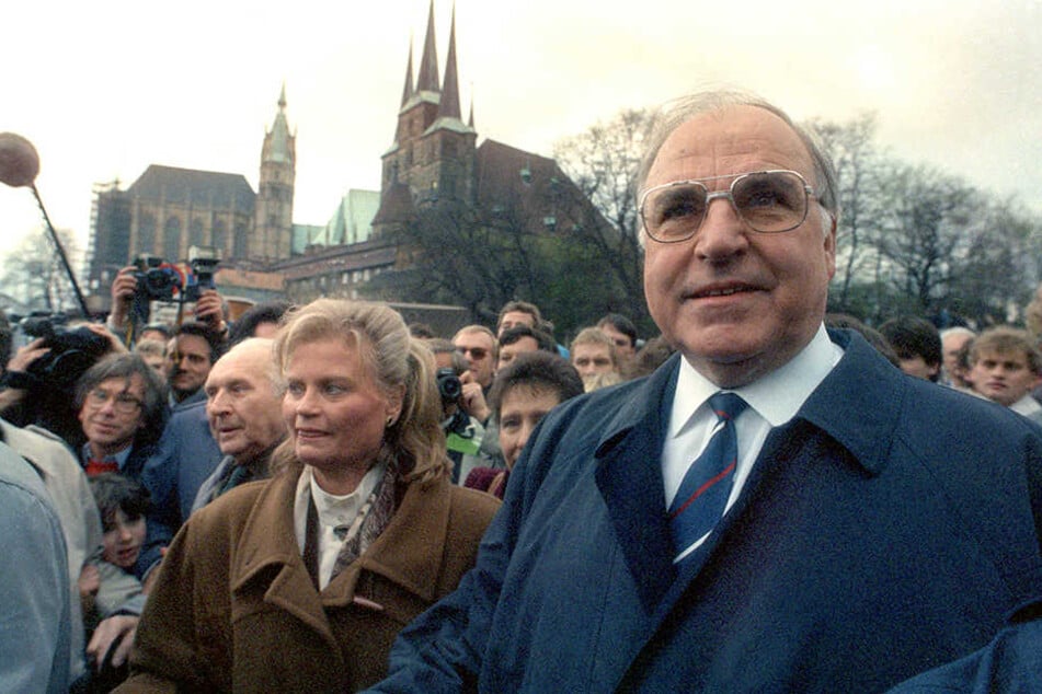 Helmut Kohl (r.) mit seiner Frau Hannelore besuchte 1990 zum ersten Erfurt. Tausende Menschen kamen, um den Kanzler der Einheit zu sehen.