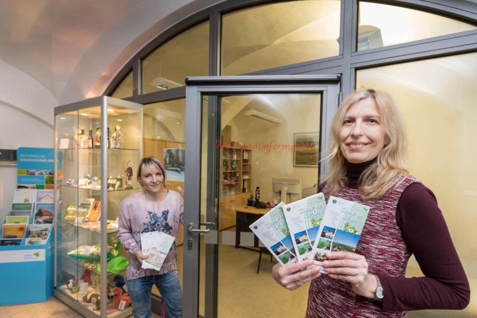 Neue Stadtinformation im Rathaus Limbach-Oberfrohna. Angela Scholz (52, r.) und Frances Mildner (42) polieren das Image der Stadt auf.