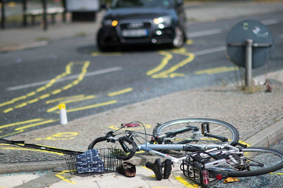 Der Radfahrer wurde mit Arm- und Kopfverletzungen ins Krankenhaus gebracht.
