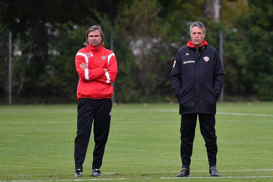 Dynamo-Coach Uwe Neuhaus (r.) musste während der Übungseinheit am Mittwoch gleich auf neun seiner Akteure
verzichten