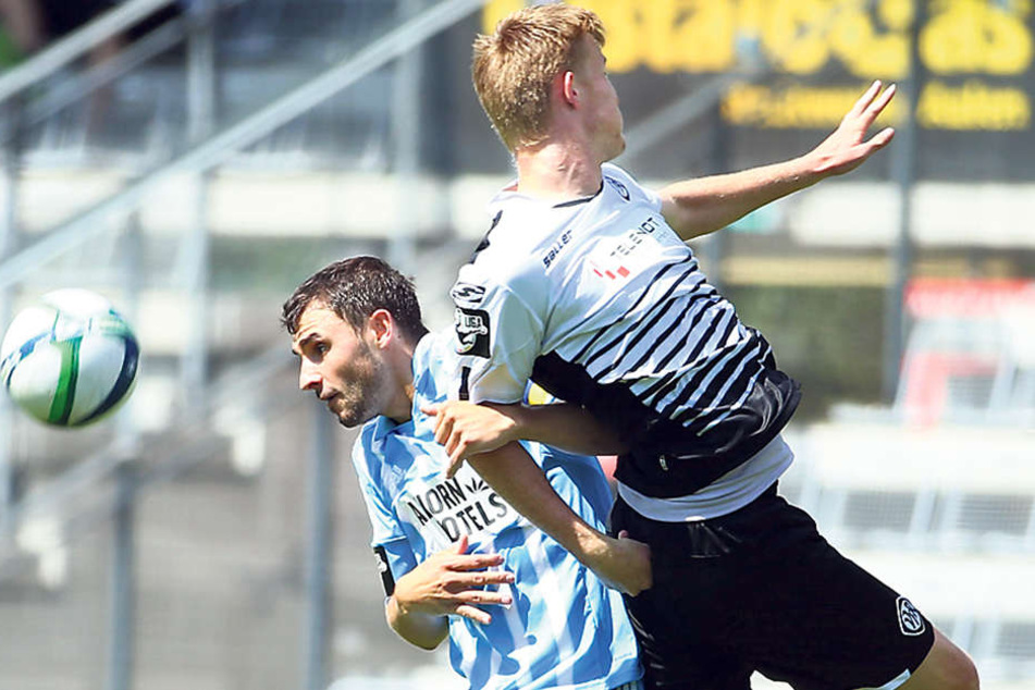 Kevin Conrad (l.) im Kopfballduell mit dem Doppel-Torschützen Gerrit Wegkamp.