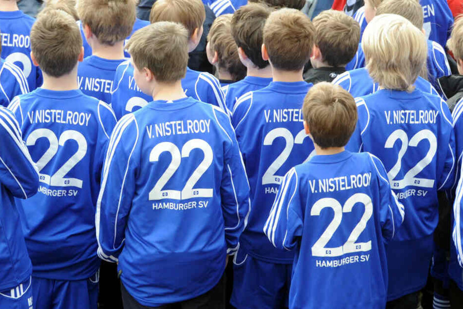 Kinder der Fußballschule des Hamburger SV tragen ein typisches HSV-Trikot in Blau.
