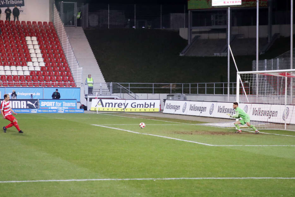 Hier trifft Wachsmuth per Elfmeter zum 1:0 für Zwickau.