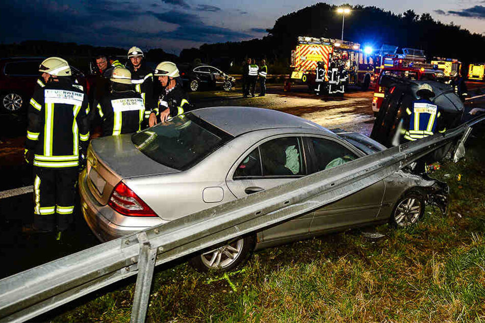 Die Feuerwehr hatte bis in die frühen Morgenstunden damit zu tun, die Autobahn wieder frei zu machen.