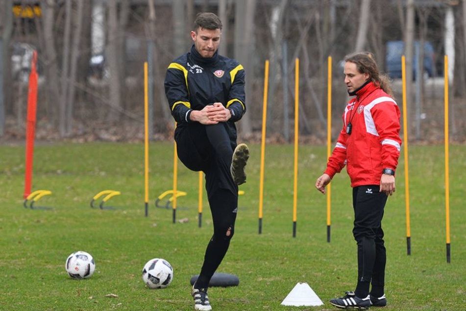 Nach vielen Übungseinheiten unter Aufsicht von Physiotherapeut Tobais Lange (re.) ist Abwehrrecke Florian Ballas am Dienstag wieder voll ins Mannschaftstraining eingestiegen.