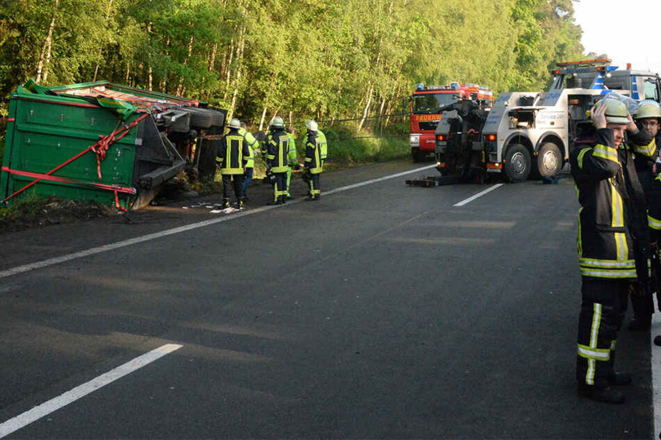 Die Autobahn 33 war am Samstagmorgen für mehrere Stunden wegen des Unfalls gesperrt.