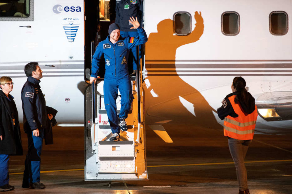 Astronaut Alexander Gerst steigt am Flughafen Köln/Bonn aus einem Flugzeug.