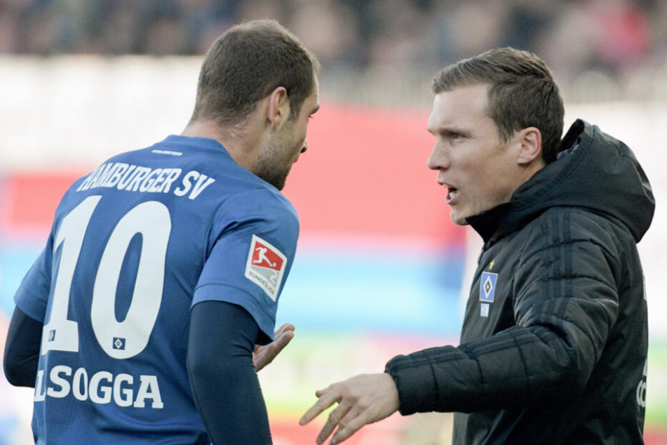 HSV-Trainer Hannes Wolf gibt Stürmer Pierre-Michel Lasogga Anweisungen.