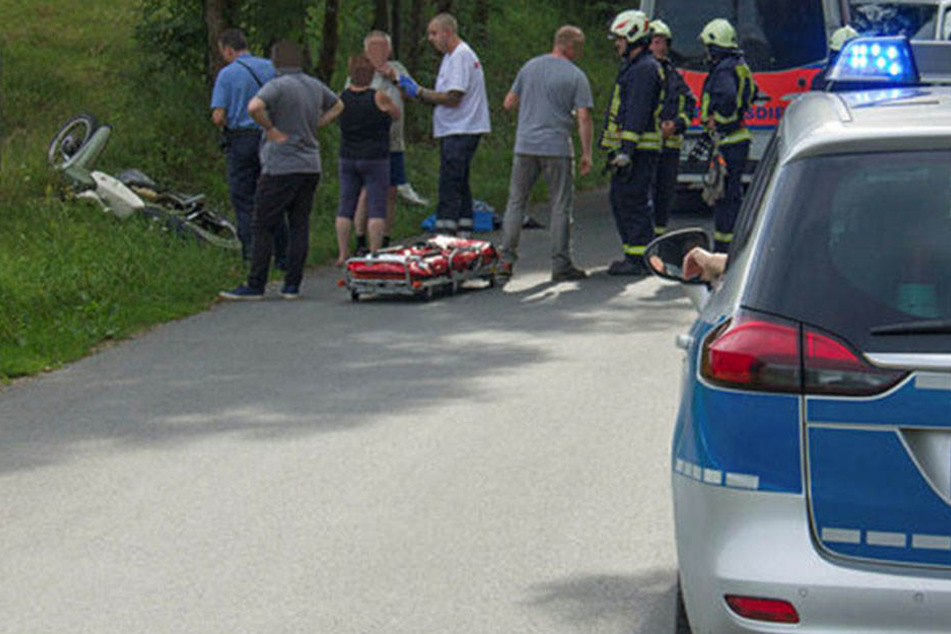 Rettungskräfte an der Unfallstelle bei Orlamünde.
