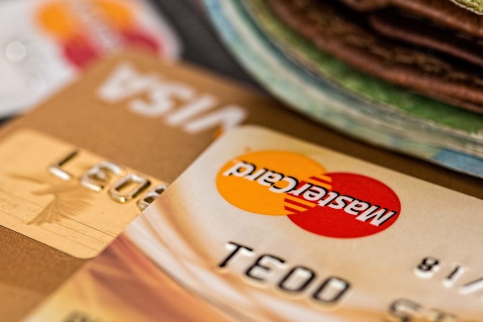 Banken und Regierungen machen bargeldlose Zahlungsmethoden schmackhaft.