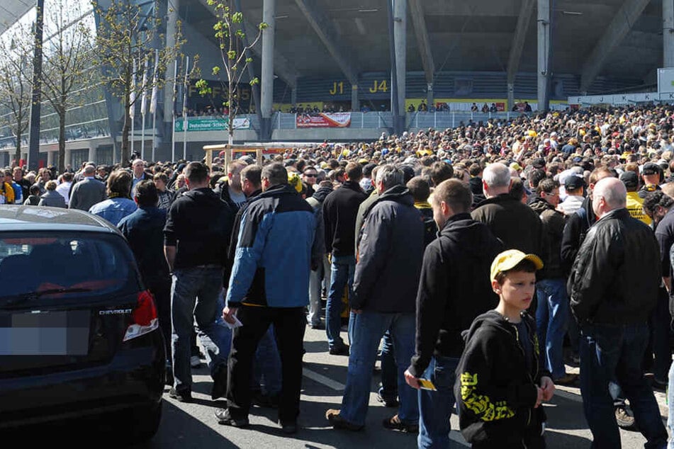 Großer Andrang vor und nach den Dynamo-Spielen. Nach der Auftakt-Partie gegen Duisburg soll ein BMW-Fahrer auf Dynamo-Fans und Passanten losgegangen sein.