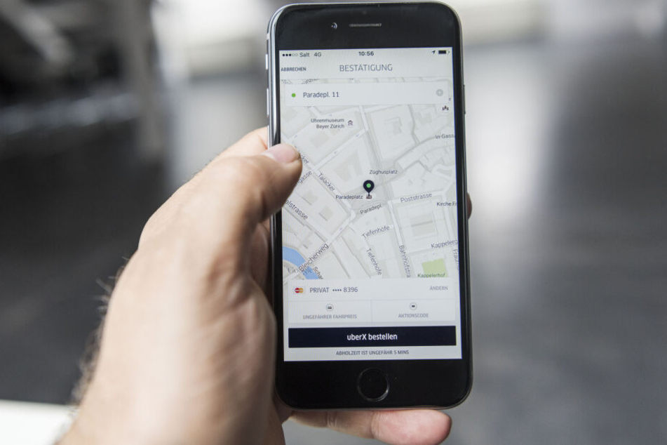 Die App von Uber, einem amerikanischen internationalen Verkehrsbetrieb, auf einem Smartphone.