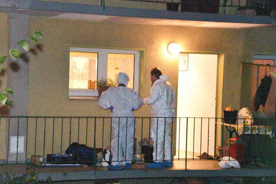 Mit einem Kopfschuss wurde die tote Mutter von einem Pflegedienst-Mitarbeiter gefunden. Ihr Sohn starb nach einem Fenstersturz. (Symbolbild)