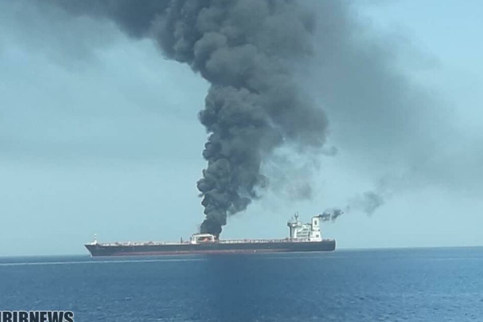 Nach dem Angriff auf den norwegischen Tanker "Front Altair" stieg Rauch von dem Schiff auf.