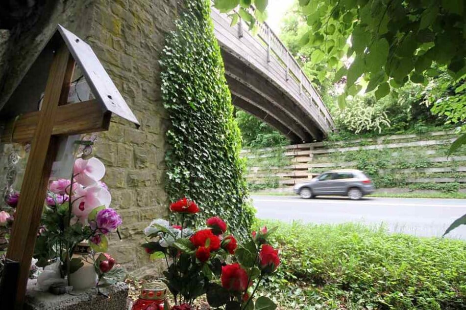 Ein Kreuz und Blumen erinnern an das Unglück vor sechs Jahren.