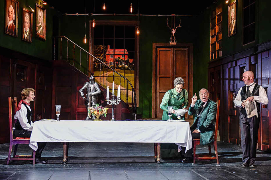 Hier prallen Welten aufeinander: Cedric (Konstantin Weber) beim Abendessen mit dem Earl (Wolfgang Adam), mit Hauswirtschafterin Dawson (Susanne Stein) und Anwalt Havisham (Christian Ruth).