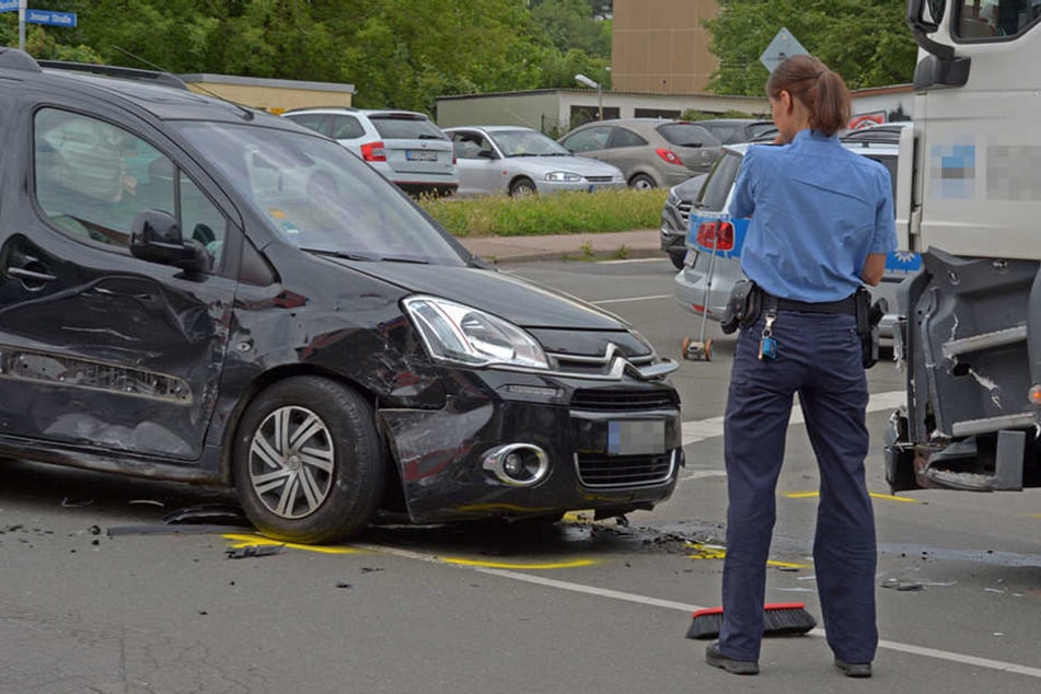 Eine Polizistin nimmt den Unfall an der Kreuzung Jenaer Straße / Häßlerstraße auf.