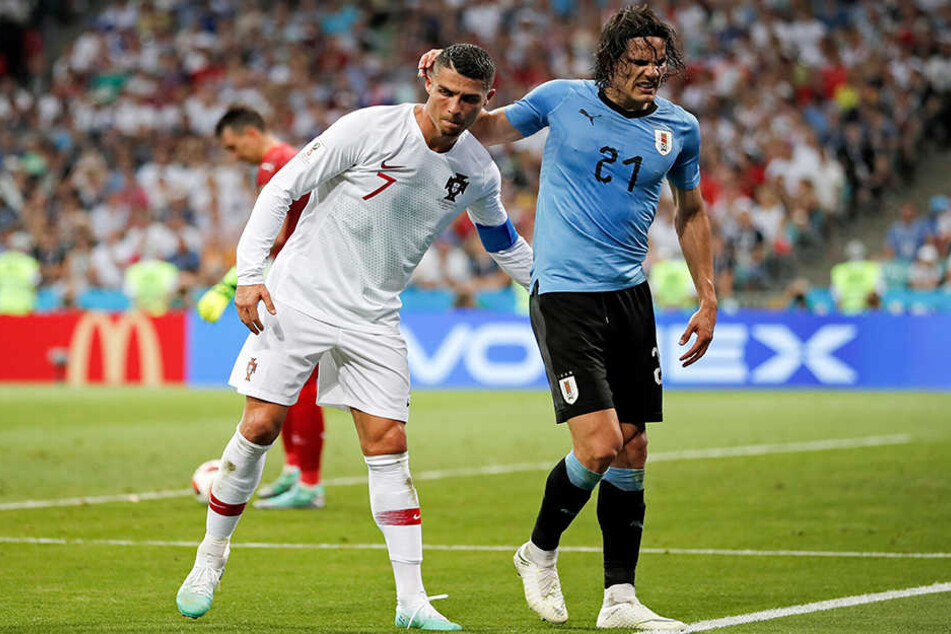 Das Bild, wie Ronaldo den angeschlagen Cavani beim 2:1-Sieg der Uruguayer stützt, um ihm von Platz zu bringen, scheint auch eine Geste des größten Respekts voreinander zu sein.
