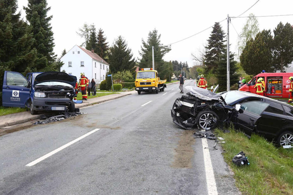 Auf der Schönbacher Straße stießen am Dienstagnachmittag zwei Autos zusammen.