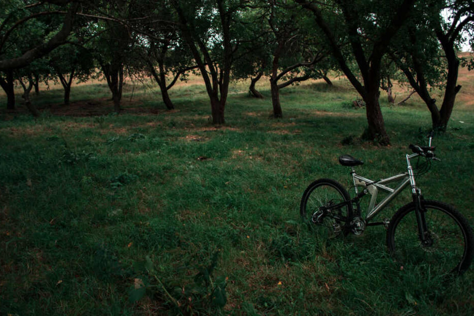 Nachdem er von seinem Fahrrad abgestiegen war, um seine Schnürsenkel zu binden, wurde ein 47-Jähriger von einem Fremden attackiert. (Symbolbild)