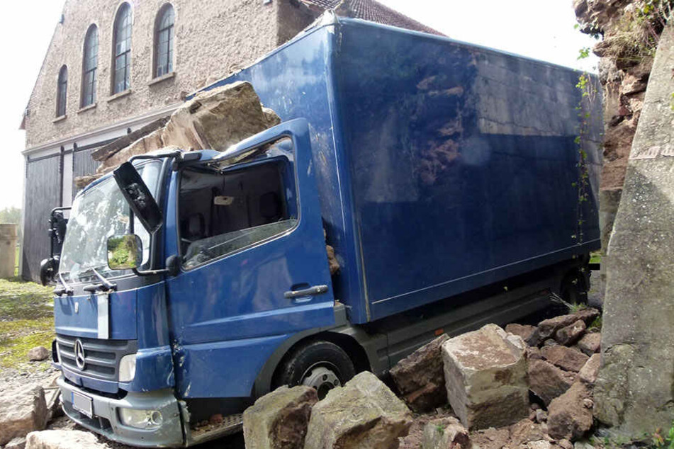 Das Steintor brach über dem Lkw zusammen.